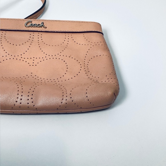 🐳 Coach Peach Perforated Wristlet - Picture 4 of 14